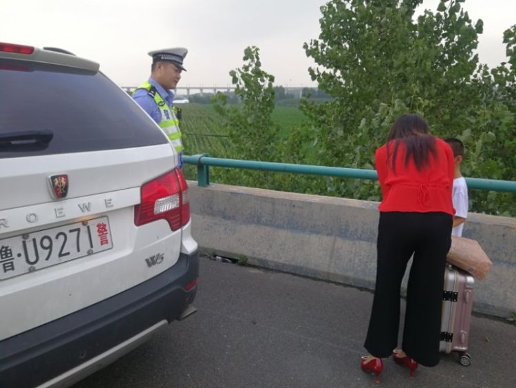 母子二人被“扔”服務區(qū)徒步上高速 黃島交警暖心救助