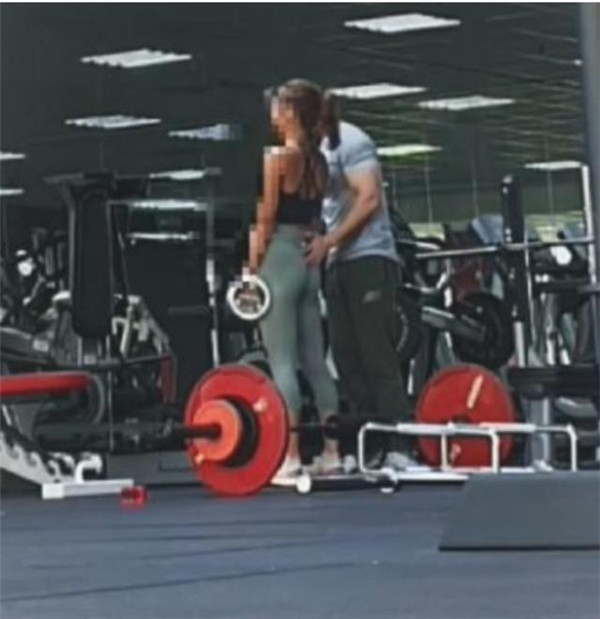 新加坡健身私教與女客戶接觸不當(dāng)被炒，辯解：是讓她感受肌肉發(fā)力