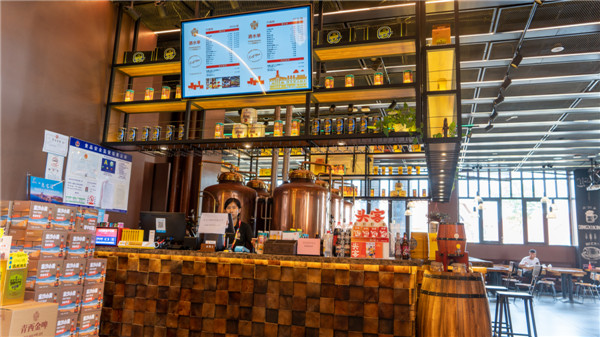 在金沙灘啤酒城青島精釀金啤體驗館品嘗“醉”鮮、“醉”爽精釀