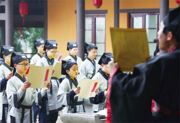 《青島龍湖龍譽(yù)城 | 龍小湖上學(xué)季『國(guó)學(xué)有禮』，書(shū)簡(jiǎn)三字經(jīng)免費(fèi)領(lǐng)！》