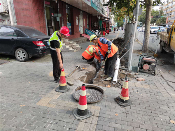 市北區(qū)城管局市政二公司不等不靠、主動作為高效完成排水管線搶修