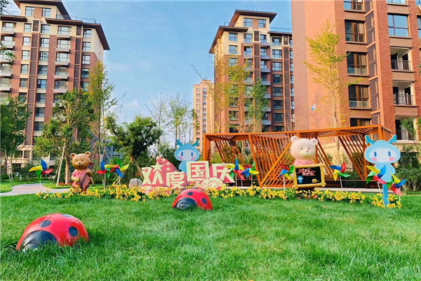 龍湖智慧服務(wù)濰坊區(qū)域居民喜迎中秋節(jié) 舉辦善親游園會(huì)，現(xiàn)場(chǎng)制作月餅拍攝全家福