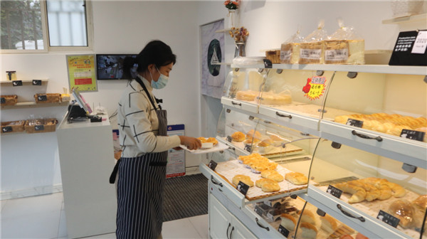 即墨區(qū)藍(lán)村街道：90后蛋糕店女老板用“愛心”助力核酸檢測(cè)采樣