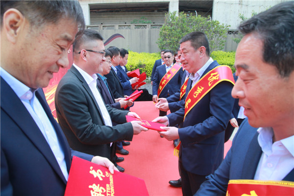 青島水務(wù)海潤自來水集團(tuán)舉辦員工實作室、青年技術(shù)人才培訓(xùn)基地啟動暨導(dǎo)師帶徒簽約儀式