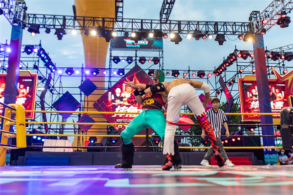 8米空中舞臺(tái)抬頭就能看！金沙灘啤酒城“夠吸睛”  