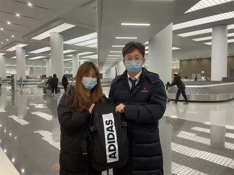 馬虎旅客丟10多萬(wàn)現(xiàn)金 青島航小伙“拾金不昧”