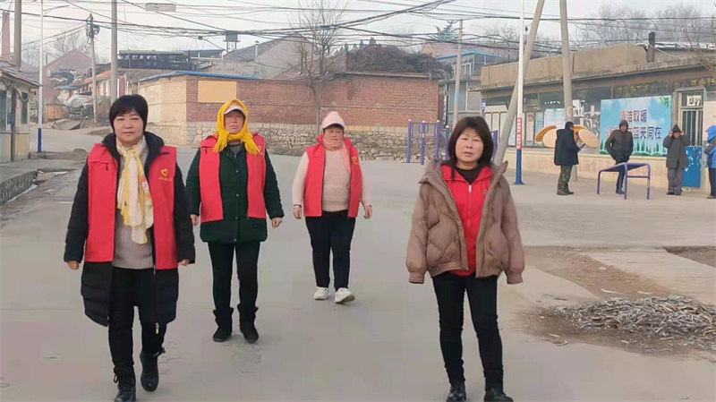 青島萊西:網(wǎng)格員、志愿者巡防，助力＂平安南墅＂建設(shè)