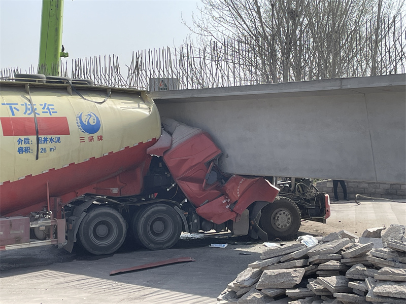 膠州：事故頻發(fā)路段罐車撞上路橋車，罐車駕駛員當場身亡