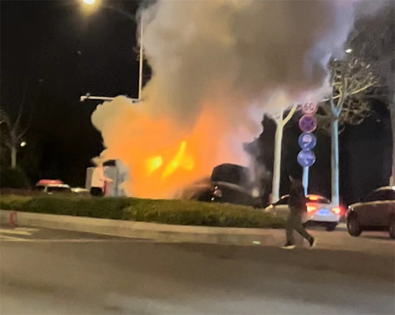 膠州一黑色“凱美瑞”轎車沖進綠化帶 隨后發(fā)生自燃