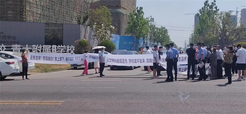 膠州融創(chuàng)·時代中心爆發(fā)業(yè)主集體維權(quán)！距離交房僅剩三個月樓才蓋了不到一半