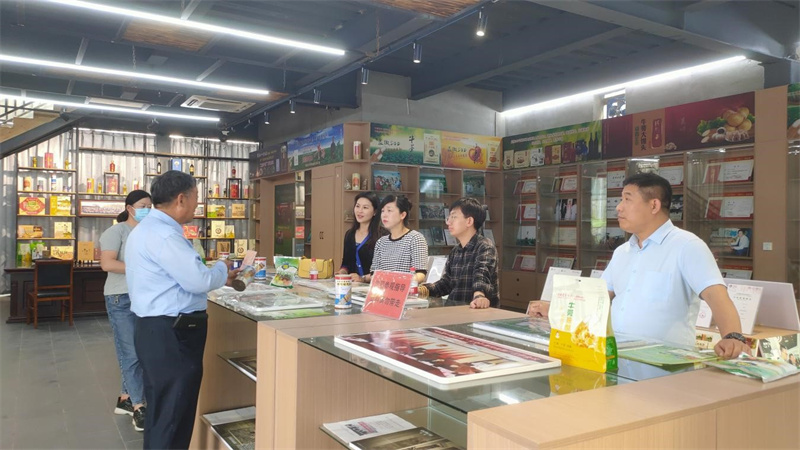 助力鄉(xiāng)村振興 媒體攜手國石農(nóng)品直播團考察牛蒡之鄉(xiāng)