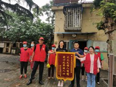 大火無情燒毀全部家當 青島業(yè)之峰裝飾送來萬元愛心物資