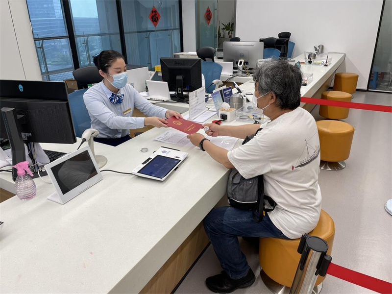 當(dāng)幸福來敲門！嶗山臥龍山莊第一戶成功領(lǐng)證