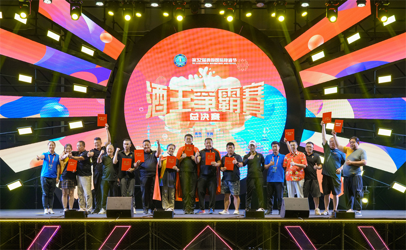 任光超奪下酒王爭霸賽“12連冠”，62歲青島大姨樊麗萍斬獲“女酒王”