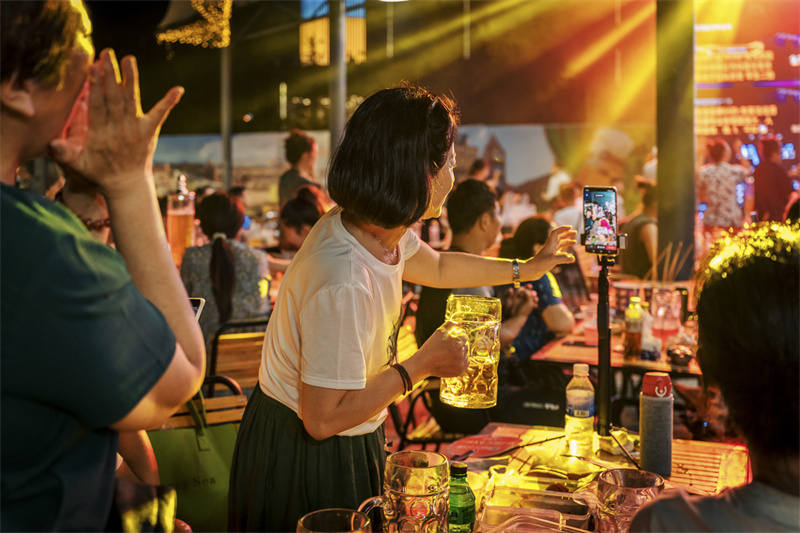 第32屆青島啤酒節(jié)嶗山啤酒城拍攝花絮之一 哈起來