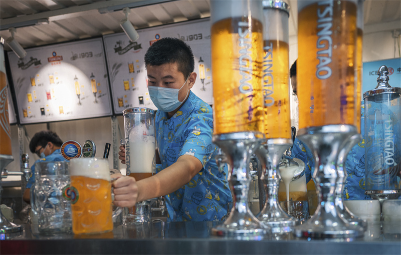 第32屆青島啤酒節(jié)嶗山啤酒城拍攝花絮之三 商家賣(mài)起來(lái)