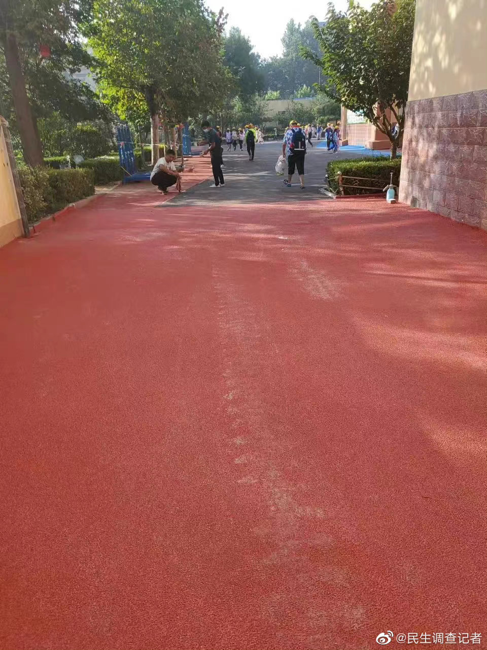 青島經(jīng)濟(jì)技術(shù)開發(fā)區(qū)實(shí)驗(yàn)小學(xué)“大修”讓孩子與老師在“毒氣”中上課