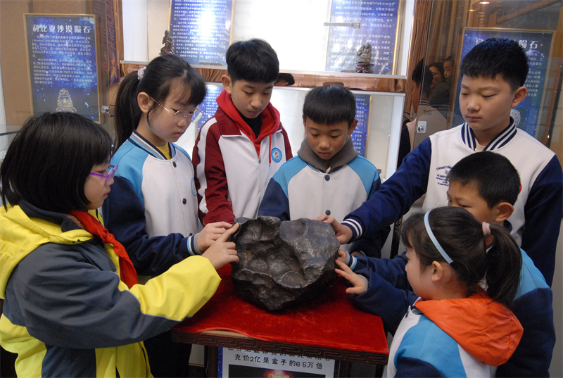 山東即墨：市民自費(fèi)辦起隕石科普館
