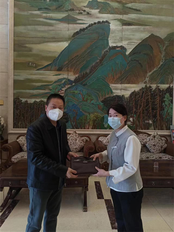 現(xiàn)金面前不動心 青島海林山莊服務(wù)員揀包完璧歸趙受贊譽