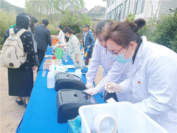 青島市農(nóng)產(chǎn)品質(zhì)量安全中心農(nóng)產(chǎn)品公益檢測(cè)車開(kāi)進(jìn)茶園和節(jié)會(huì)現(xiàn)場(chǎng)