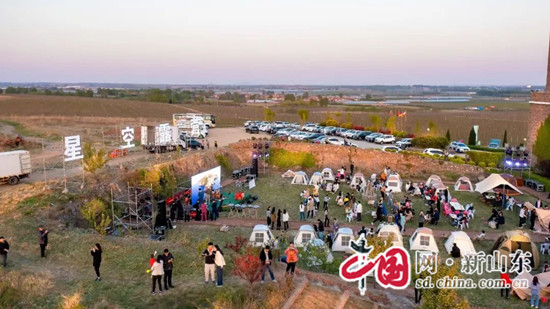 五一假期期間，重點(diǎn)景區(qū)游客如織，各大商圈人頭攢動(dòng)，商場(chǎng)超市顧客盈門……萊西處處涌動(dòng)旅游熱情，城市“煙火氣”加速升騰，一派欣欣向榮的景象撲面而來(lái)。  　　青島萊西市持續(xù)開(kāi)展各類活