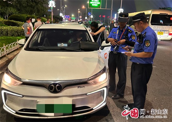 啤酒、美食、焰火、狂歡……第33屆青島國際啤酒節(jié)正盛大舉行，來自五湖四海的賓朋通過啤酒傳遞著夏日的激情，共同享受這場啤酒狂歡盛宴。作為青島國際啤酒節(jié)的執(zhí)法保障部門之一，交通運(yùn)輸