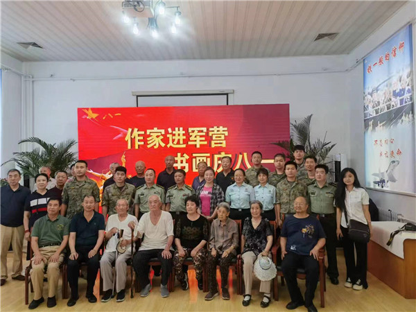 “作家進(jìn)軍營?書畫慶八一”市北區(qū)作家協(xié)會開展擁軍志愿服務(wù)活動