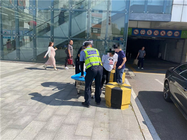 青島市北交警緊急護(hù)送孕婦就醫(yī)受贊譽(yù)