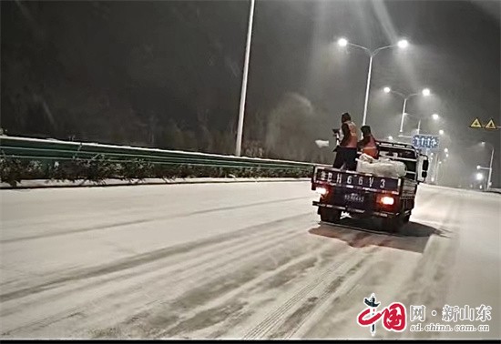 青島西海岸新區(qū)交通運輸局連夜組織開展除雪防滑