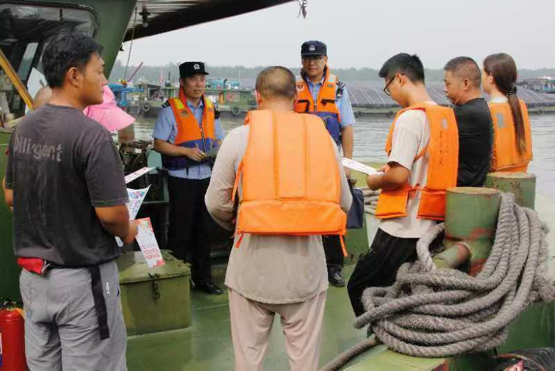 中秋前夕 長江航運公安局南京分局棲霞派出所水上警務(wù)隊民警送安全“到船頭”