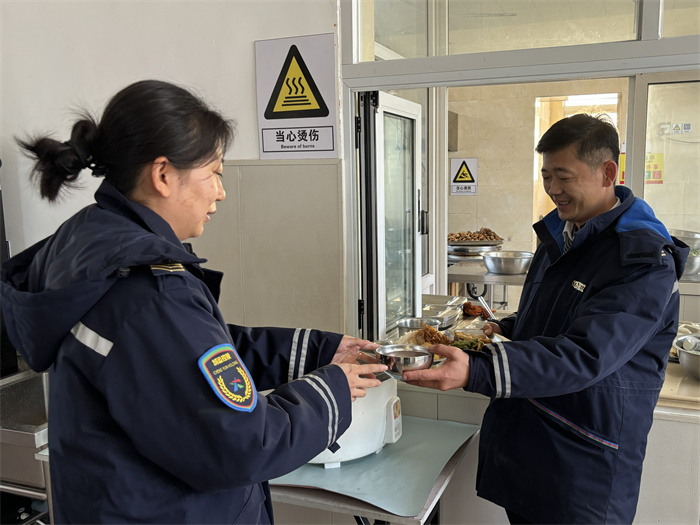 關(guān)懷一線職工，青島城陽(yáng)巴士工會(huì)臘八送溫暖