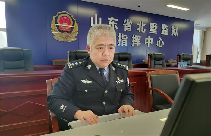 青島故事丨“你不醒，我不敢老！你在，家就在！”青島民警王海亮19年守護“植物人”妻子，讓人看到愛的模樣