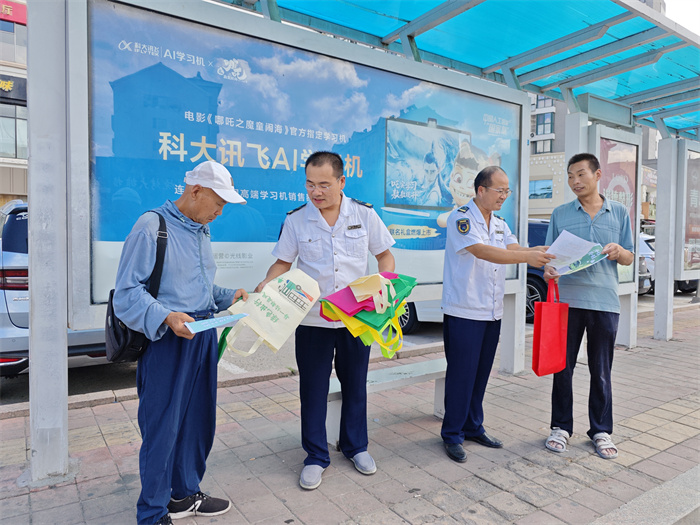 城陽巴士“誠載美好?螢火之光”志愿者助力綠色出行月，倡導(dǎo)低碳生活新方式