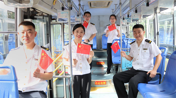 公交“盛裝”迎國(guó)慶  青島膠州市移動(dòng)車廂傳深情