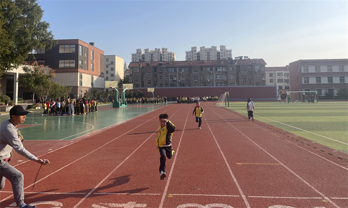 青島西海岸新區(qū)實(shí)驗(yàn)小學(xué)：分級部推進(jìn)體測工作，全員健康工程扎實(shí)落地