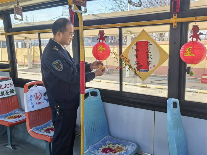 溫暖冬至路：車廂里的“非遺課堂”與站臺(tái)旁的“平安守護(hù)”