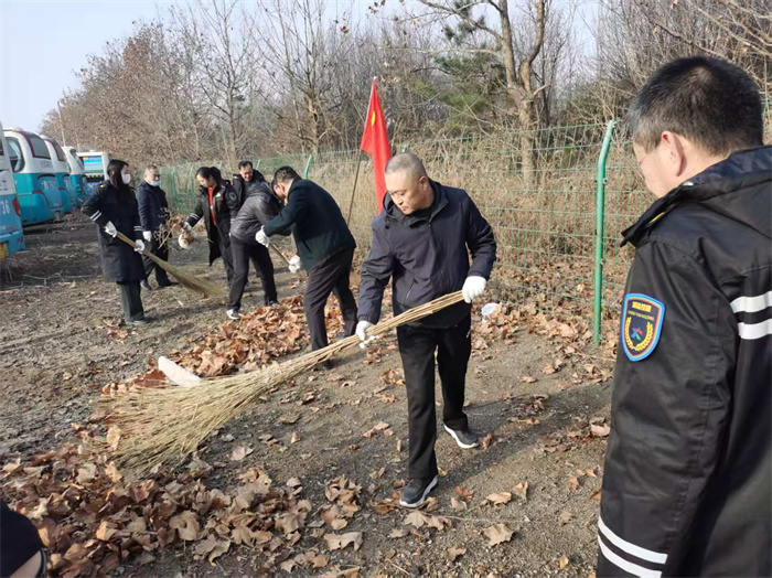 萊西交通發(fā)展公司黨員開展清理雜草除隱患行動(dòng)