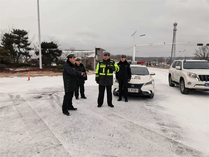 山東省五蓮公安風(fēng)雪中的守護(hù)者：當(dāng)責(zé)任與溫暖在寒冬相遇