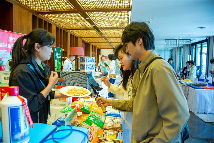 膠州市里岔鎮(zhèn)“里岔樂購季”食品選品節(jié)溫馨啟幕，本土好物“香”飄滿園